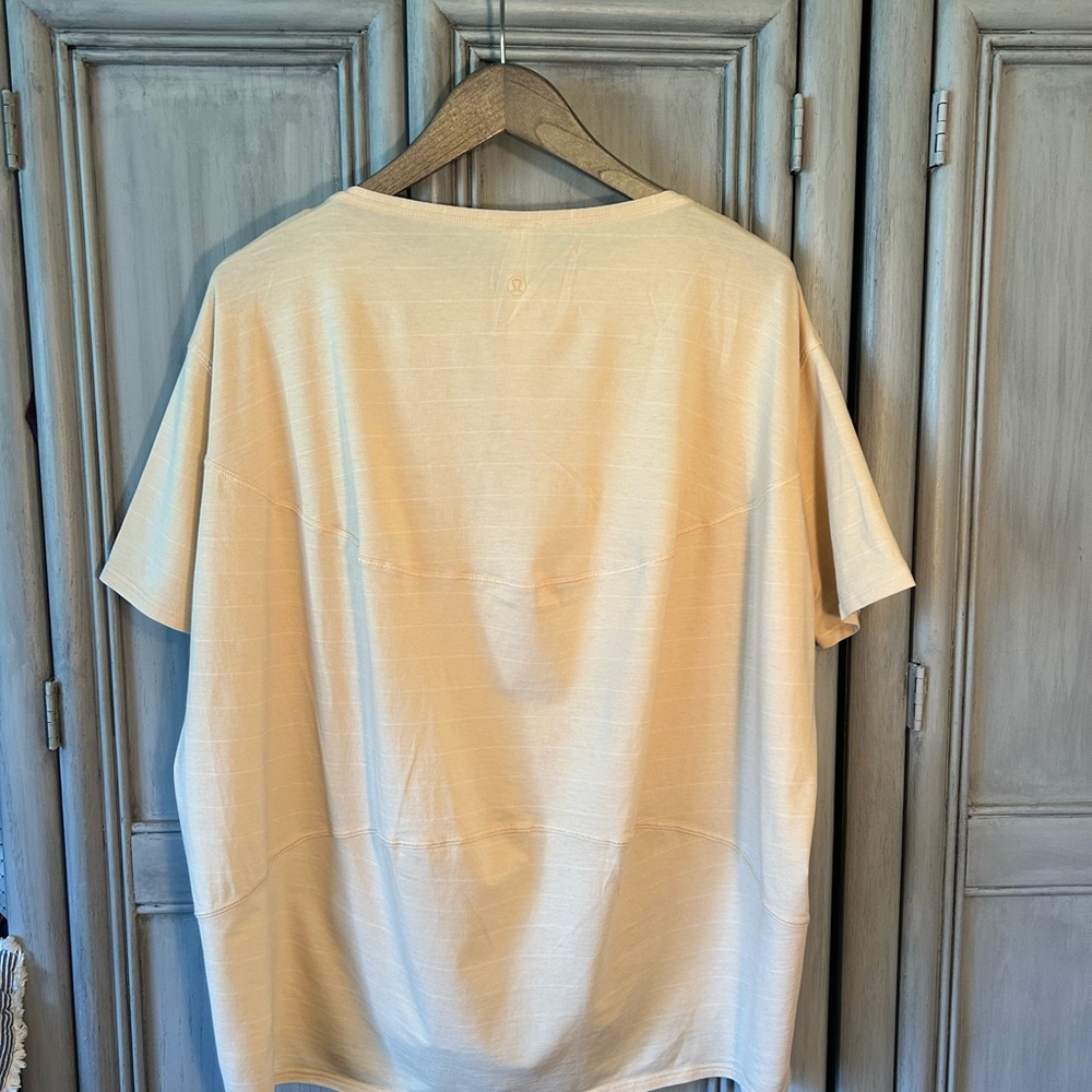 Lululemon Back In Action Tee - Picture 2 of 6
